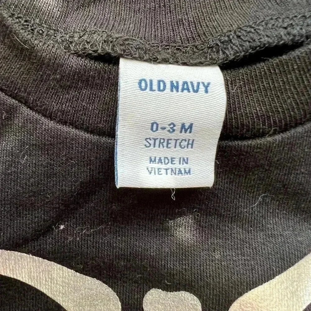 BUNDLE: 2 Old Navy- infant long sleeve t-shirts. Size: 0-3mos